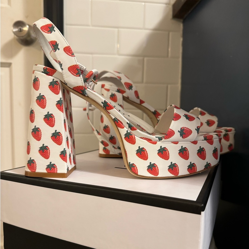 Larroude dolly platform in strawberry print sz 8.5 NEW